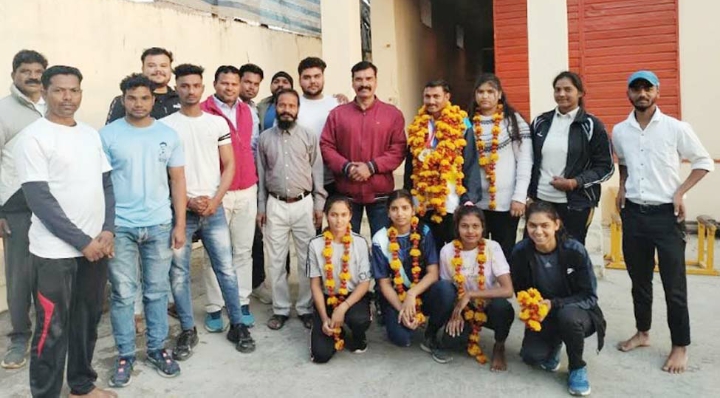 झाबुआ का नाम रोशन करने वाली बेटियों का सम्मान जय बजरंग व्यायाम शाला पर किया गया-आंचलिक ख़बरें-राजेंद्र राठौर 1 WhatsApp Image 2023 01 20 at 7.57.28 AM