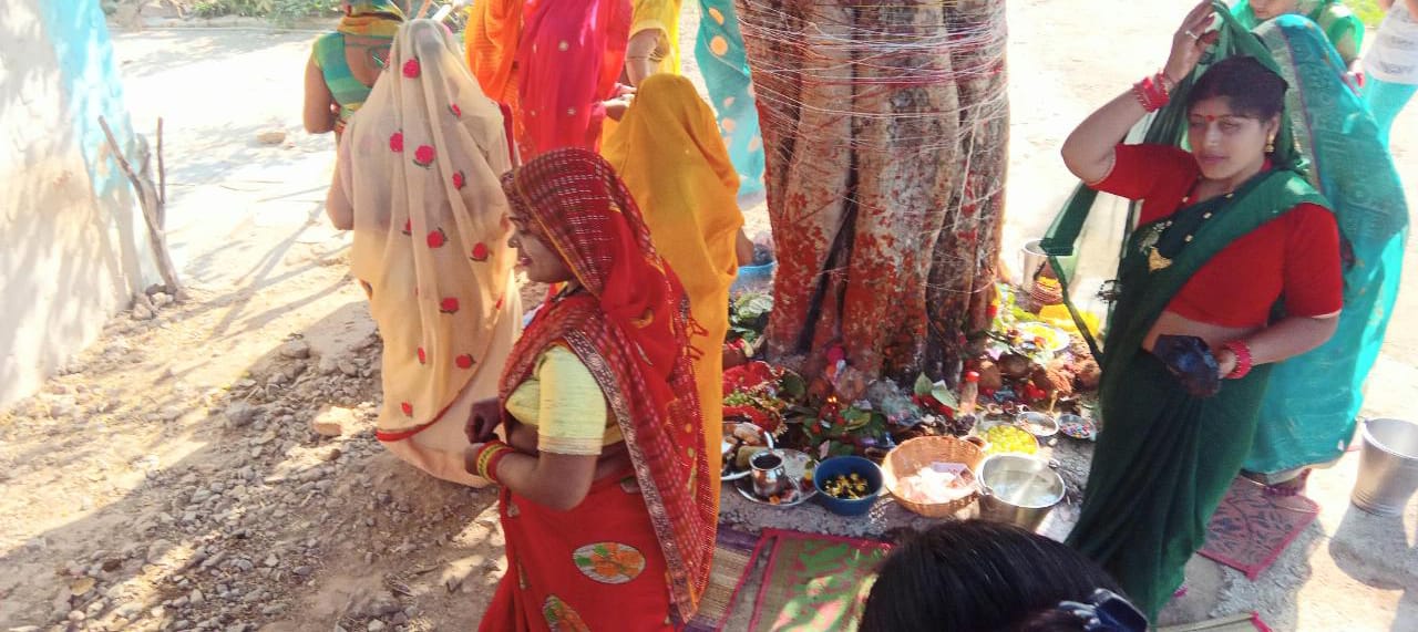 सोमवती अमावस्या को सौभाग्य स्त्रियों ने वट वृक्ष की पूजा अर्चना की 1 WhatsApp Image 2023 02 20 at 6.13.54 PM