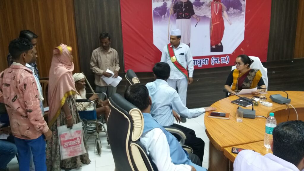 कलेक्टर द्वारा जनसुनवाई में प्राप्त आवेदनों पर तत्काल निराकरण के निर्देश दिये 2 WhatsApp Image 2023 04 11 at 33656 PM