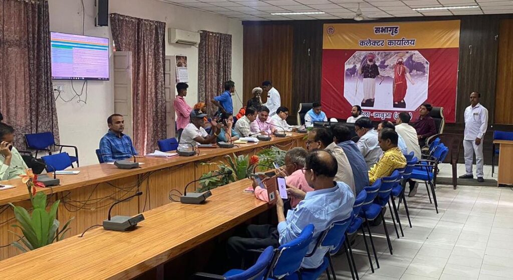 झाबुआ मध्य प्रदेश में कलेक्टर सभाकक्ष में जनसुनवाई में आज कुल 75 आवेदन प्राप्त हुए 2 WhatsApp Image 2023 04 25 at 51459 PM