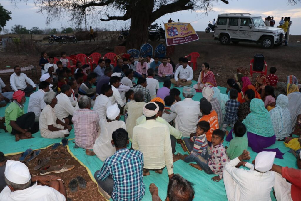 झाबुआ मध्य प्रदेश में प्रशासन आपके द्वार अन्तर्गत ग्राम गुन्दिपाडा मे रात्रि चौपाल कार्यक्रम आयोजित 3 WhatsApp Image 2023 04 29 at 45458 PM