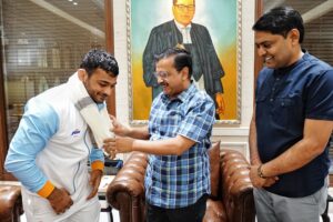 केजरीवाल ने दीपक पुनिया को किया सम्मानित 