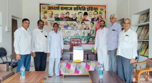 मातंगिनी हाजरा के छायाचित्र पर पुष्प अर्पित करते हुए