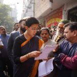 Sewer की शिकायतों पर जल मंत्री आतिशी ने ग्राउंड पर पहुँच लिया हालात का जायज़ा