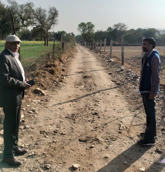 नरेगा लोकपाल महावीर प्रसाद तोगड़िया ने Gram Panchayat का निरीक्षण किया 2 नरेगा लोकपाल महावीर प्रसाद तोगड़िया