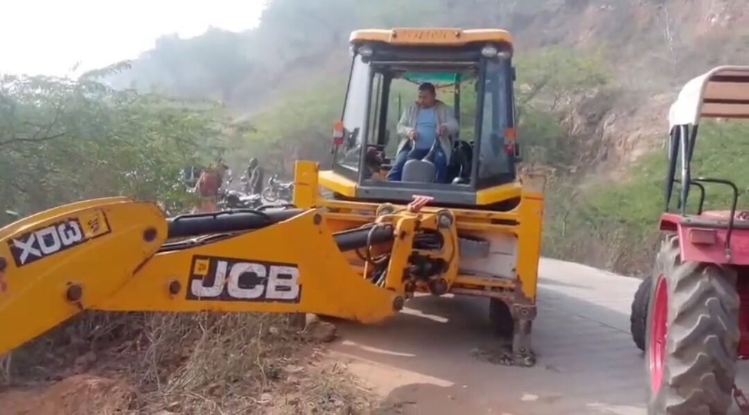 Encroachment हटाने गए निकाय के कर्मचारियों के साथ अतिक्रमणकारियों ने की झूमा झटकी 2 Encroachment हटाने जेसीबी मशीन से अतिक्रमण हटाने की कार्यवाही