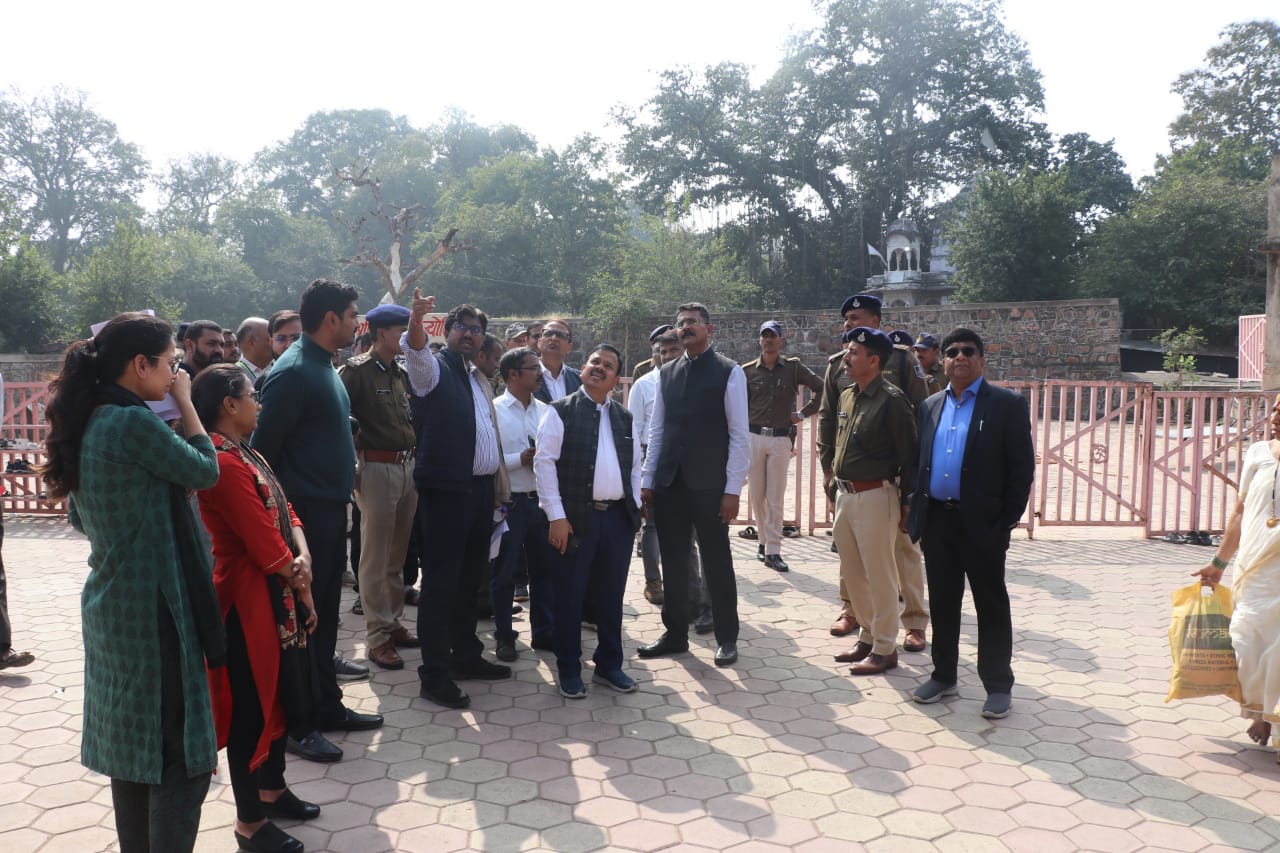 तीर्थ नगरी Omkareshwar पहुंचे कमिश्नर मालसिंह एवं आईजी राकेश गुप्ता 3 Omkareshwar inspection by Commissioner and IG