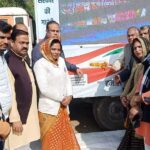 विकसित भारत संकल्प यात्रा के दौरान Amitabh Singh Harsi व लाभार्थी