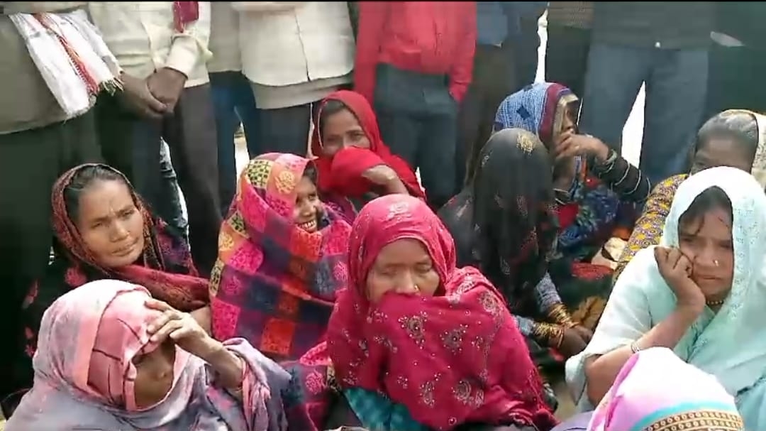 Tribals का तहसीलदार के सामने जान देने की बात का वीडियों हो रहा वायरल 2 Tribals ने तहसीलदार के सामने जान देने बात की