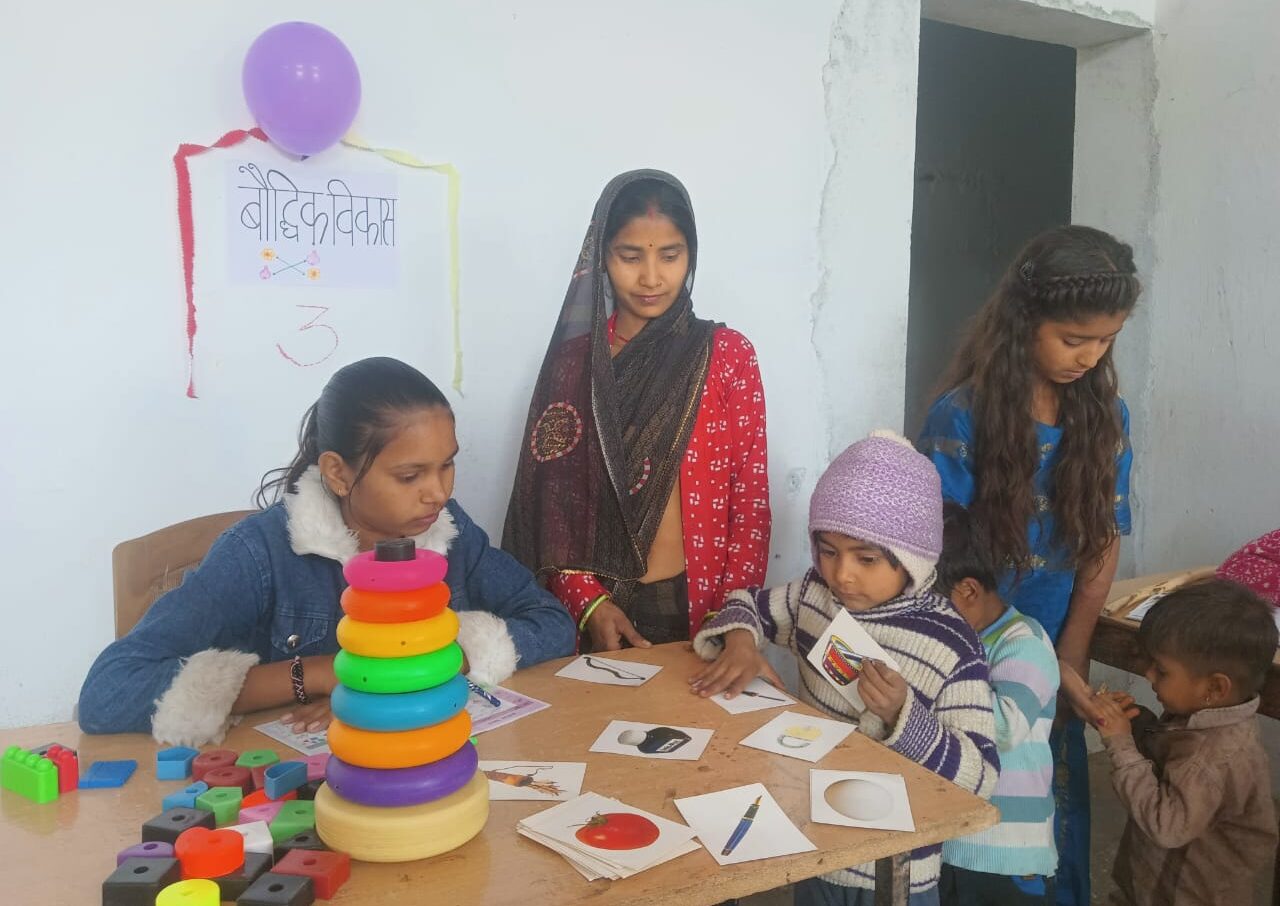 FLN Fair(मेला) में स्टालों के माध्यम से बच्चों के शारीरिक क्षमताओं का किया गया आकलन 3 FLN Fair(मेला) में छात्रों के माता ने चेयर रेस खेल कर उठाया लुफ्त