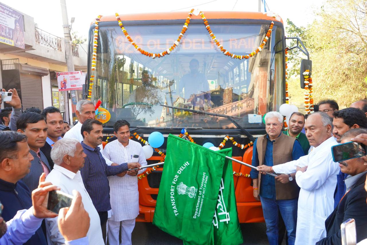 Delhi Transport Minister Kailash Gehlot ने रूट नंबर 928 पर बस को हरी झंडी दिखाकर रवाना किया