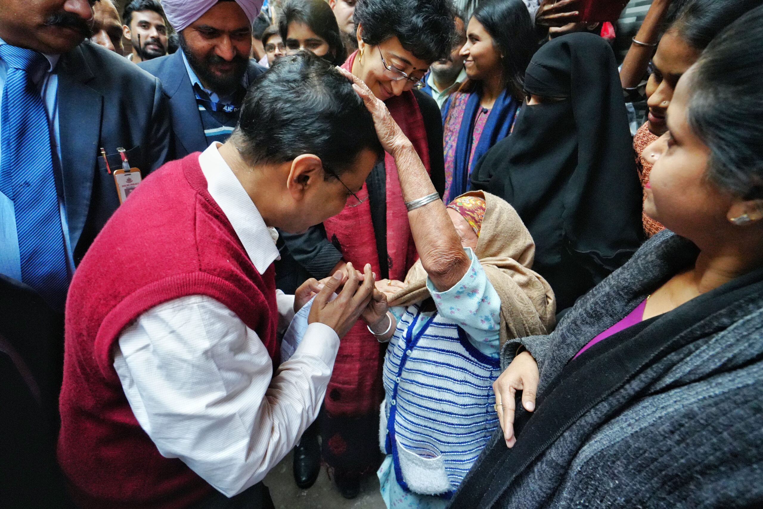 Delhi News: पानी बिल माफी योजना को लेकर सड़क पर उतरे CM Kejriwal 3 पानी बिल माफी योजना को लेकर सड़क पर उतरे CM Kejriwal