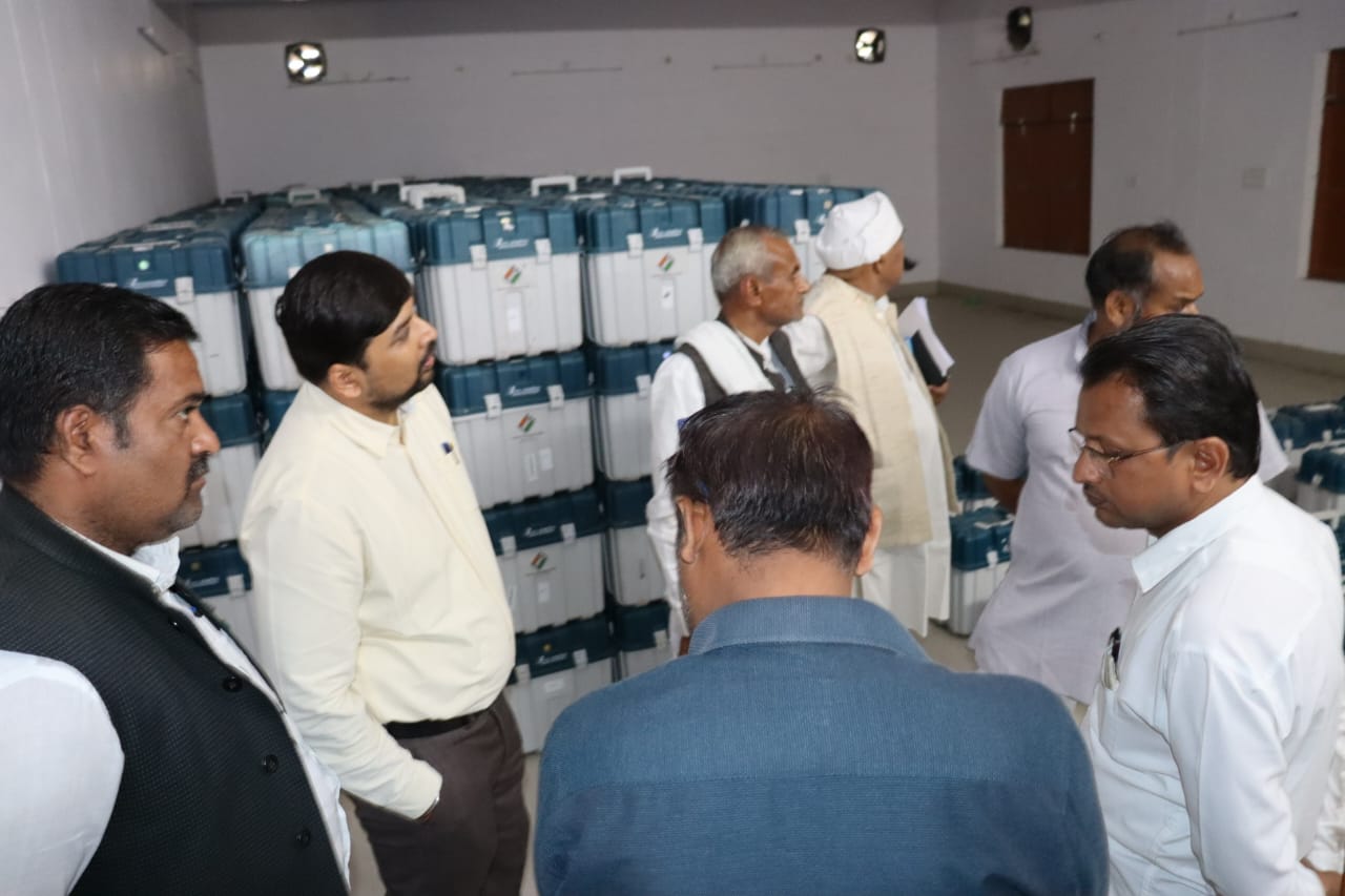 Chitrakoot News: लोकसभा चुनाव 2024 कराने के लिए डीएम एसपी चित्रकूट ने राजपुर तहसील अंतर्गत मतदान केंद्रो का निरीक्षण किया