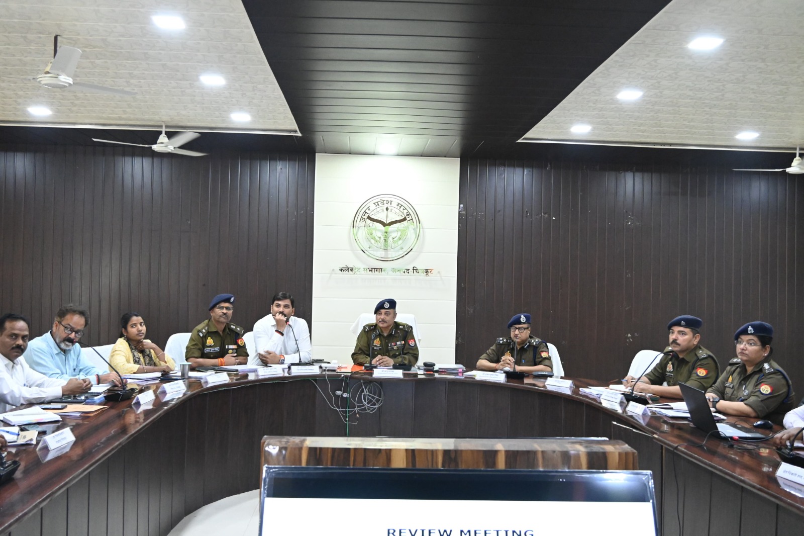 आगामी लोकसभा चुनाव के दृष्टिगत कलैक्ट्रैट सभागार में Police एवं प्रशासनिक अधिकारियों के साथ गोष्ठी आयोजित की गयी 2 आगामी लोकसभा चुनाव के दृष्टिगत कलैक्ट्रैट सभागार में Police एवं प्रशासनिक अधिकारियों के साथ गोष्ठी आयोजित की गयी