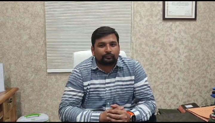 Chitrakoot News: डीएम एसपी चित्रकूट ने राजपुर तहसील अंतर्गत मतदान केंद्रो का निरीक्षण किया 3 IMG 20240316 WA0112