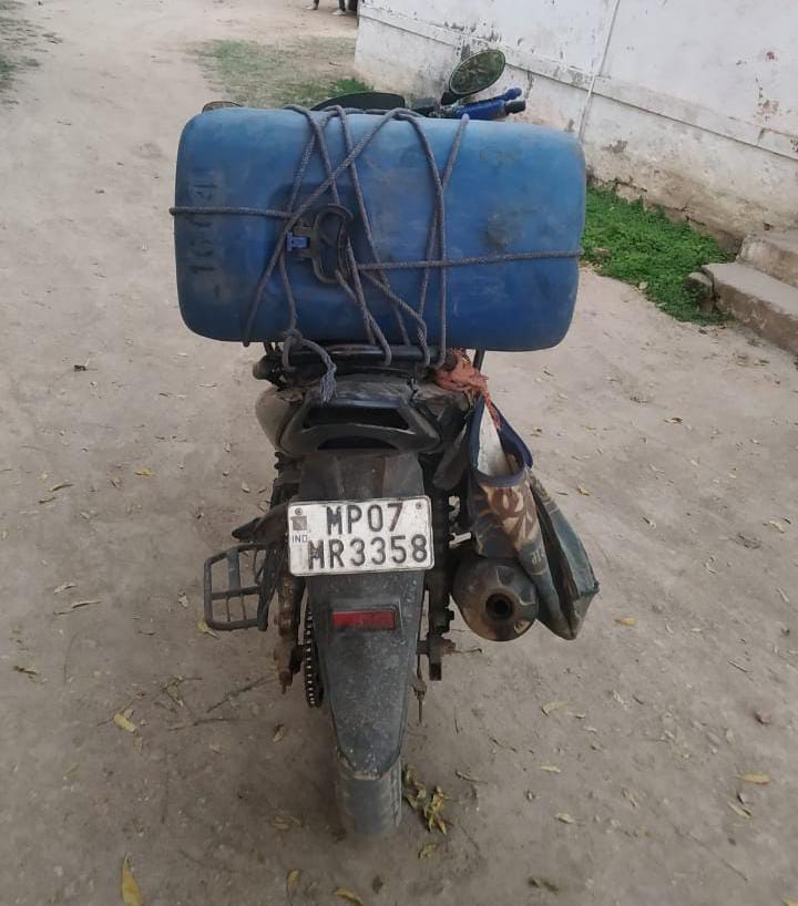 Bhitarwar News: चीनोर-करहिया बॉर्डर चेक पोस्ट पर वाहन चेकिंग में पकड़ी 58 लीटर कच्ची शराब 2 Bhitarwar News: चीनोर-करहिया बॉर्डर चेक पोस्ट पर वाहन चेकिंग में पकड़ी 58 लीटर कच्ची शराब