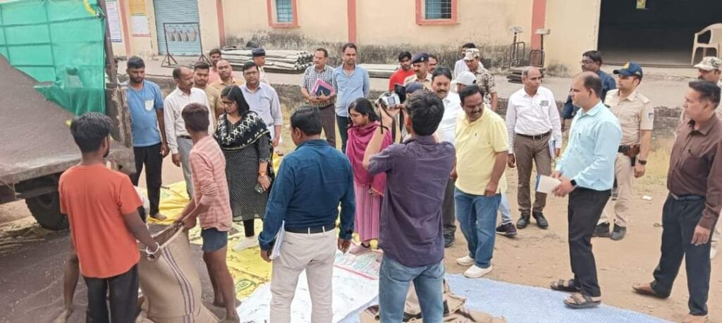 Collector Ruchika Chauhan ने उपार्जन केन्द्र का पुलिस अधीक्षक के साथ किया औचक निरीक्षण 2 Collector Ruchika Chauhan ने उपार्जन केन्द्र का पुलिस अधीक्षक के साथ किया औचक निरीक्षण