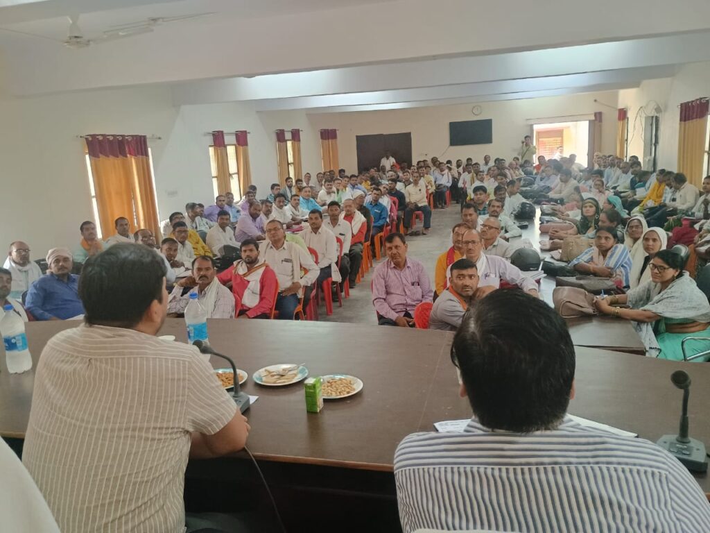 Chitrakoot News: डीएम चित्रकूट ने लोकसभा चुनाव को शांति पूर्ण एवं निष्पक्ष ढंग से संपन्न की बैठक 2 Chitrakoot News: जिला निर्वाचन अधिकारी चित्रकूट ने लोकसभा चुनाव को शांति पूर्ण एवं निष्पक्ष ढंग से संपन्न की बैठक
