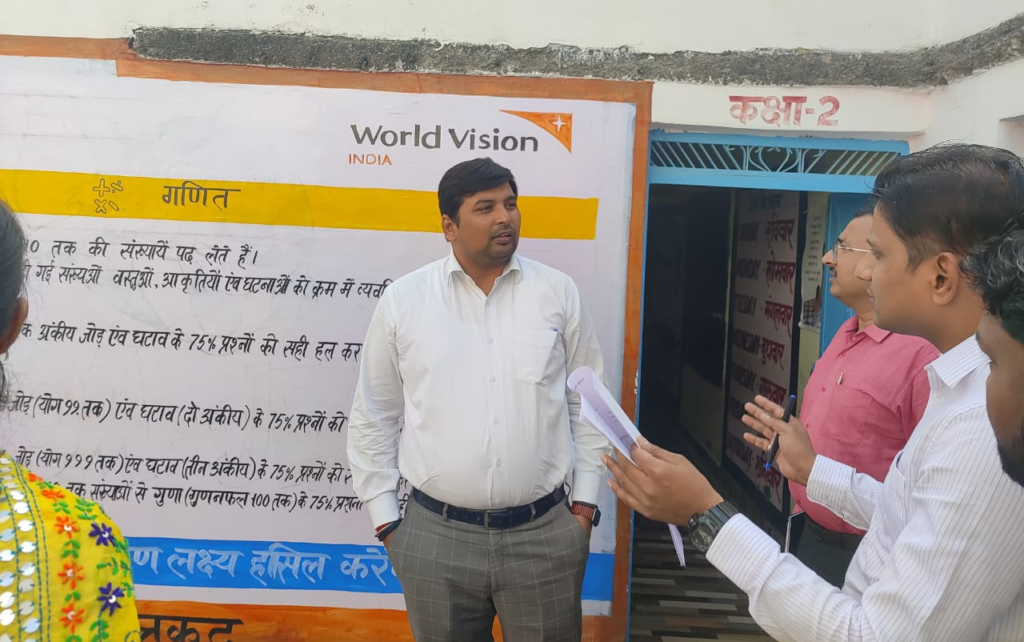 DM Chitrakoot ने मऊ ब्लाक तहसील अंतर्गत वल्नेरेबल मतदेय स्थलों का निरीक्षण किया 3 Chitrakoot डीएम अभिषेक आनंद