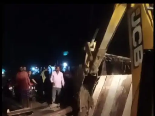 Bhitarwar नाके पर अवैध वसूली: तहसीलदार ने की कार्रवाई 3 Bhitarwar नाके पर अवैध वसूली: तहसीलदार ने की कार्रवाई