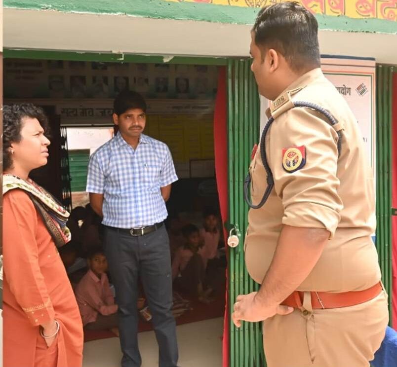 Banda News: DM दुर्गा शक्ति नागपाल एवं पुलिस अधीक्षक अंकुर अग्रवाल ने मतदान केन्द्रों का निरीक्षण किया 2 kkjnhknkjkn e1712836229245
