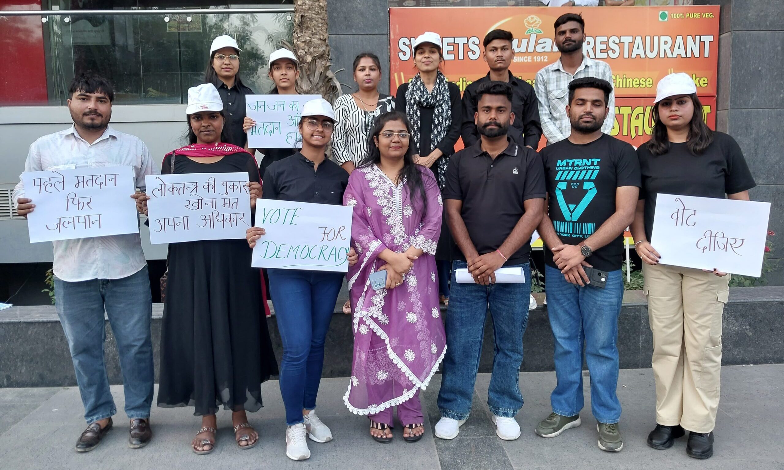 नेहरू युवा केंद्र के स्वयं सेवकों ने Street show के माध्यम से लोगों को 25 मई को बूथ पर जाकर वोट डालने को लेकर दिया संदेश 1 Street show के माध्यम से लोगों को वोट डालने को लेकर दिया संदेश