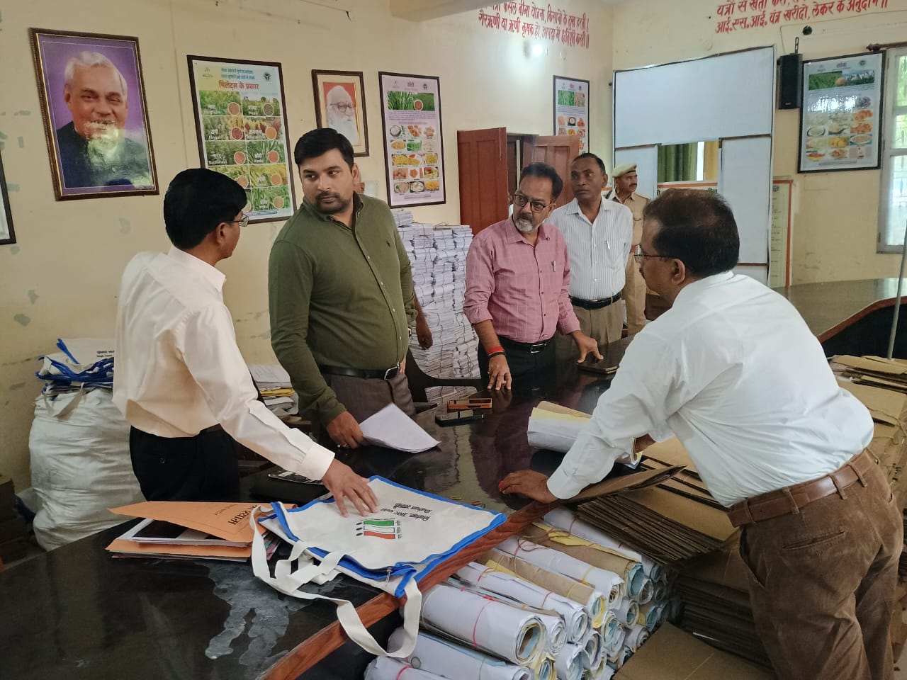 Packaging Inspection: डीएम चित्रकूट ने कृषि भवन में निर्वाचन सामग्री की पैकेटिंग का निरीक्षण किया                  