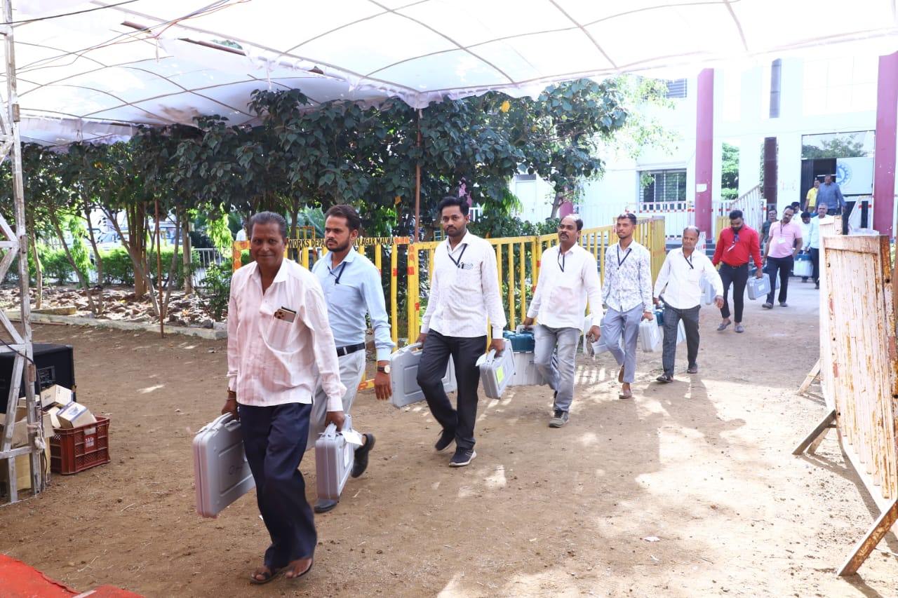 कोई भी Voter छूटे नहीं....मतदान का यह क्रम टूटे नहीं 2 मतदान सामग्री ले जाते मतदान कर्मी