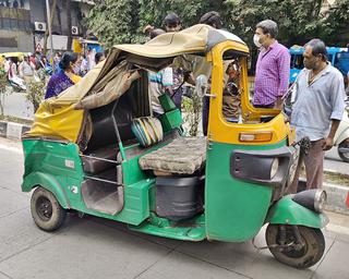 अनियंत्रित Tractor ने ऑटो में मारी टक्कर, 5 घायल 1 Tractor ने ऑटो में मारी टक्कर