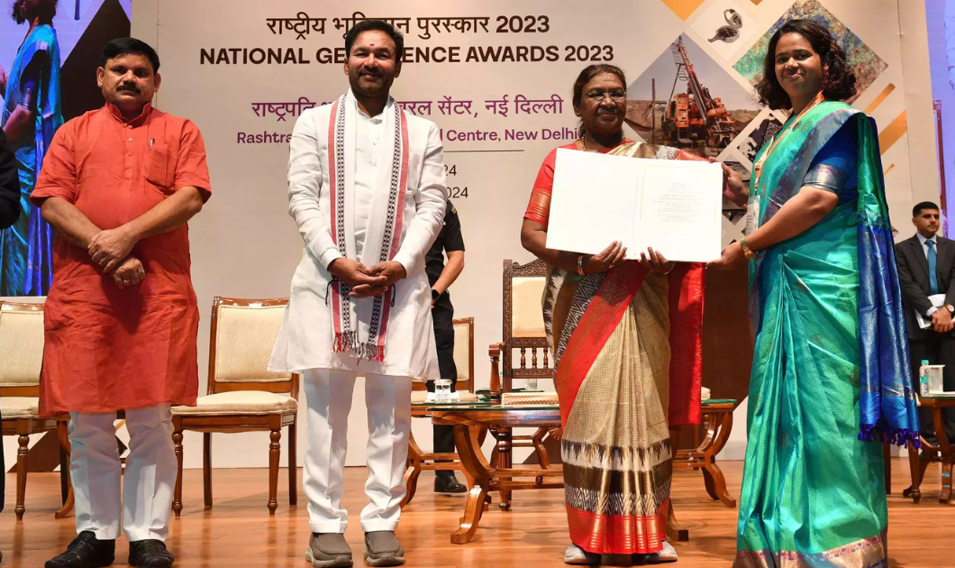 National Geoscience Award 2024: राष्ट्रपति द्रौपदी मुर्मु ने राष्ट्रीय भूविज्ञान पुरस्कार प्रदान किये