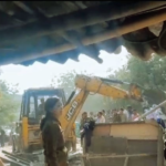 Noida News : भू माफियाओं के कहने से गरीब असहायों पर चला नोएडा प्राधिकरण का बुलडोजर