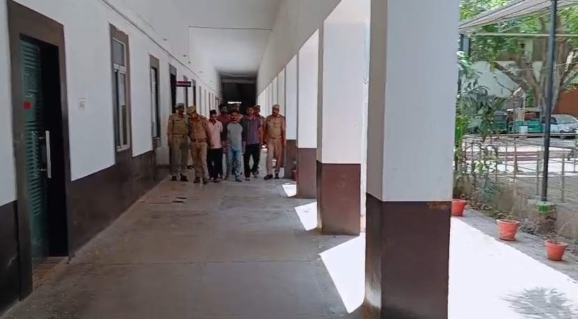 सट्टा खेलते हुए चार सटोरियों को रंगे हाथों गिरफ्तार किया गया।