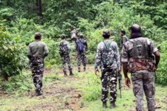 गुमला मुठभेड़ में सुरक्षाबलों की कार्रवाई के बाद बरामद हथियारों की तस्वीर